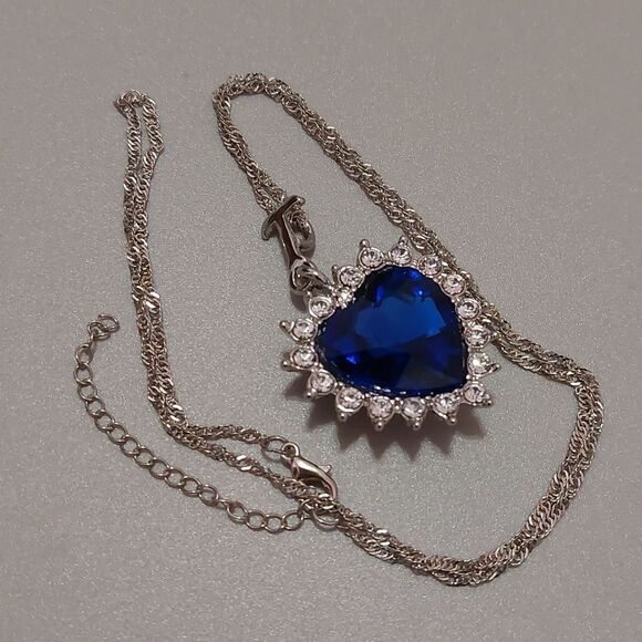 Titanic Heart of the Ocean Blue Crystal Rhinestone Pendant Silver Tone Necklace - Picture 1 of 6